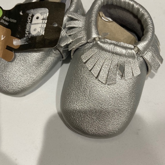 Romirus baby shoes Baby Moccasins fringe NWT silver 0-6 months size 1 - Picture 8 of 10